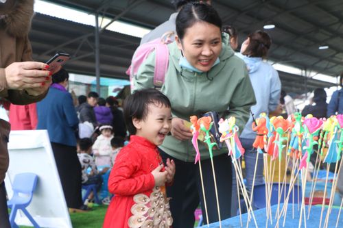 Trẻ mầm non hứng thú trải nghiệm trò chơi dân gian tại hội xuân