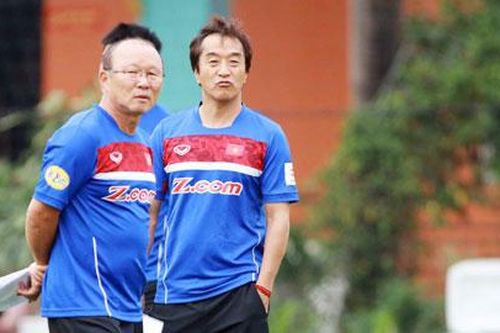 HLV Lee Young-jin viết tâm thư chia tay các học trò