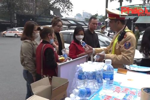 Đội CSGT Lào Cai phát khẩu trang và nước uống miễn phí cho người dân dịp Lễ
