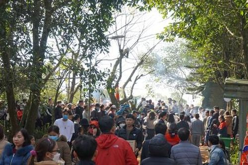 Dòng người về 'mở cổng trời' ở ngàn Nưa