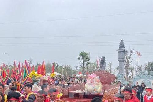 Màn rước kiệu đặc sắc ở lễ hội Tản Viên Sơn Thánh