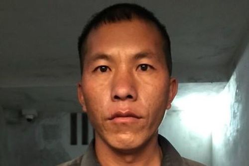 Nghi chị dâu ngoại tình, người em dùng dây thừng trói cả hai rồi đánh đập