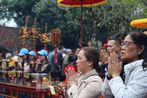 Dòng người vội vã đổ về khai ấn đền Trần