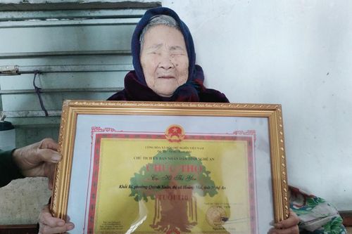 Cụ bà 110 tuổi ở Nghệ An minh mẫn đọc thơ tặng hơn 100 con cháu