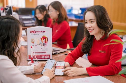 'So găng' thu nhập tại 4 ngân hàng lớn, mỗi tháng mua nửa cây vàng