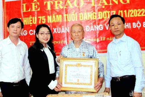 75 năm son sắt một lòng với Đảng