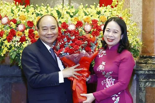 Nguyên Chủ tịch nước Nguyễn Xuân Phúc bàn giao công tác