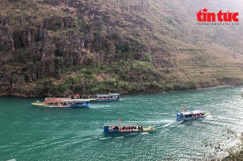 Du thuyền trên sông Nho Quế ngắm hẻm Tu Sản