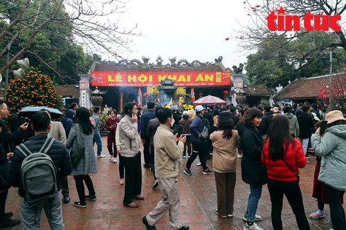 Người dân nô nức đổ về đền Trần trước giờ khai ấn