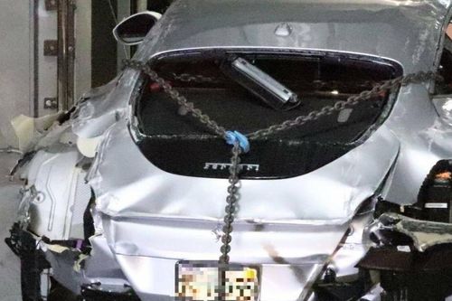 Siêu xe Ferrari Roma trị giá 250.000 USD nát vụn sau sự cố rơi thang máy
