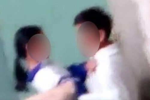 Chếnh choáng men say sau cuộc rượu với gã thanh niên, bé gái không ngờ đến khoảnh khắc ám ảnh sau đó