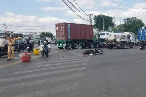 Được mẹ chở đi học, bé gái 14 tuổi tử vong thương tâm sau vụ va chạm với xe bồn