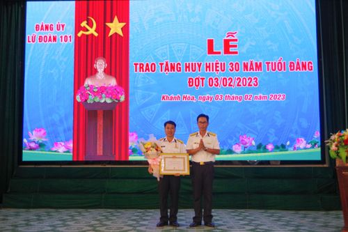Đảng ủy Lữ đoàn 101: Trao huy hiệu 30 năm tuổi Đảng cho đảng viên