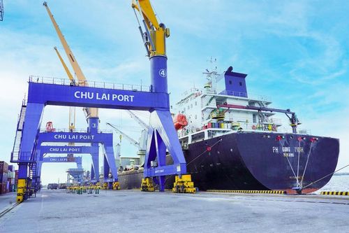 Cảng Chu Lai nhộn nhịp 'mở hàng' đầu năm với những chuyến tàu lớn
