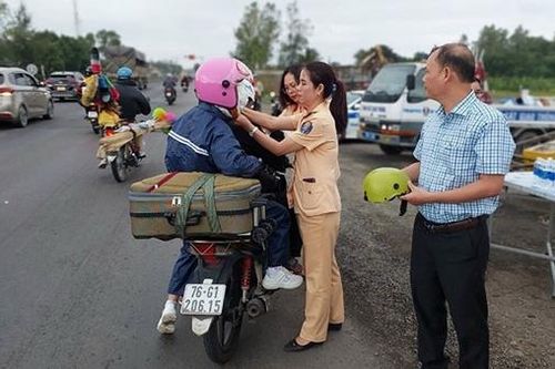 Nghĩa cử đẹp của CSGT Công an Phú Yên