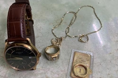 Mở cửa hóng gió, bị 'dơi đêm' ghé thăm