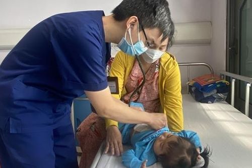 Quyết định đánh cược và ca mổ hồi sinh sự sống cho bé gái 14 tháng tuổi