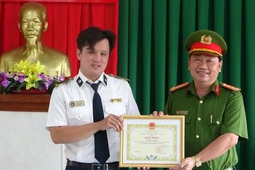 Nhân viên bảo vệ siêu thị không tham 100 triệu đồng của rơi
