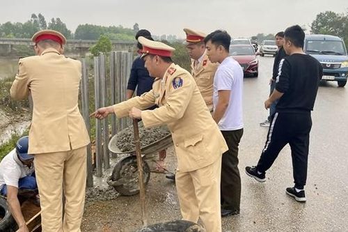 CSGT lập rào chắn đoạn đường cua, vênh nguy hiểm