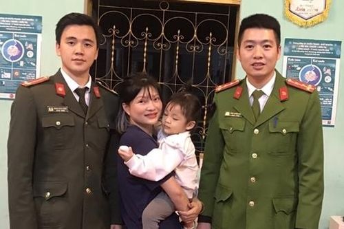 Công an TP Lào Cai tìm gia đình cho cháu bé đi lạc tại Đền Thượng