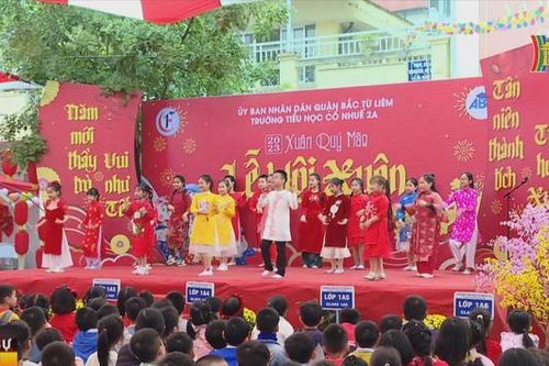 Học sinh tiểu học vui lễ hội xuân