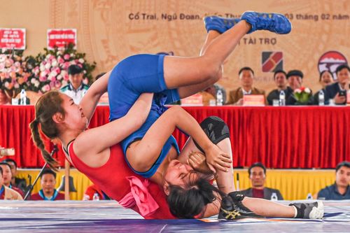 Nghẹt thở xem các đô vật tranh tài tại hội thi truyền thống Vật dân tộc thời Mạc