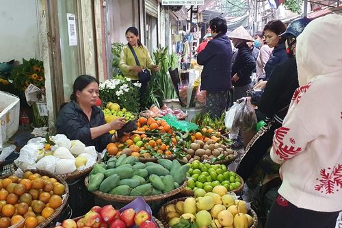Thực phẩm phục vụ ngày rằm tháng Giêng phong phú, bánh trôi, đào tiên đắt hàng