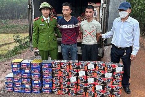 Bắt đối tượng vận chuyển hơn 100kg pháo chỉ để lấy 2,1 triệu tiền công
