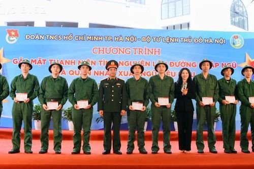 Hà Nội gặp mặt thanh niên tình nguyện lên đường nhập ngũ