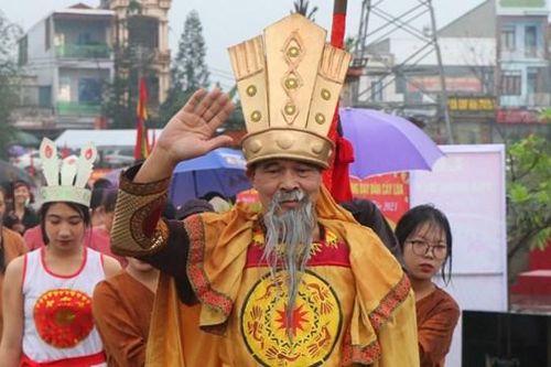 'Đội mưa' lớn xem tái hiện Vua Hùng dạy dân cấy lúa