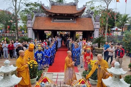 Linh thiêng Lễ rước nước tắm tượng tại ngôi chùa cổ nhất miền Trung