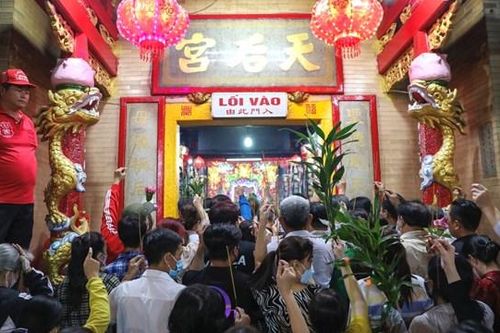 Lễ hội ngày rằm tháng Giêng chùa Bà Bình Dương diễn ra trong trật tự