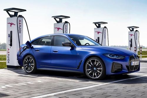 BMW buộc tài xế đỗ xe trên địa hình phẳng mới cho cập nhật phần mềm