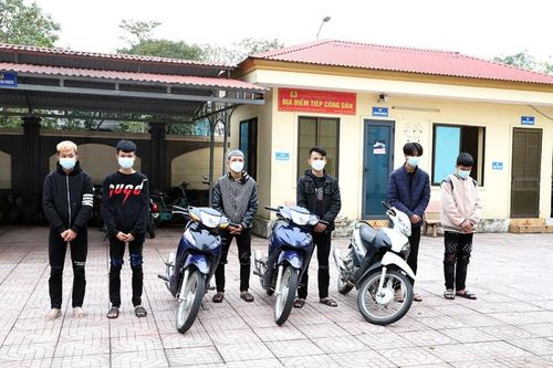 6 nam thanh niên lạng lách bốc đầu xe, quay clip tung lên mạng
