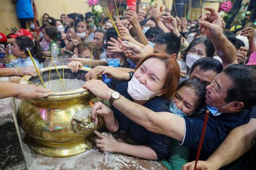 Chen lấn, xô đẩy bốc tro cầu may tại chùa Bà Bình Dương