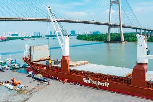 Công nhân hăng hái trở lại nhà máy sau Tết, sẵn sàng cho những đơn hàng lớn