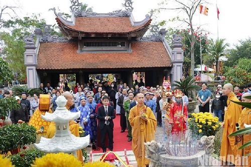 Quảng Bình: Hàng vạn người về dự khai hội chùa Hoằng Phúc