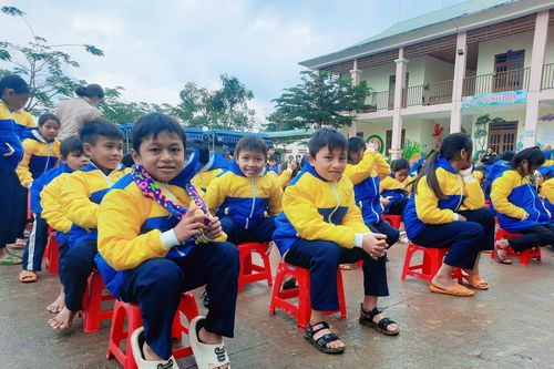 Ấm lòng học sinh vùng khó dịp Tết