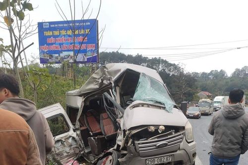 Hai ô tô đấu đầu trên quốc lộ 1A khiến nhiều người thương vong