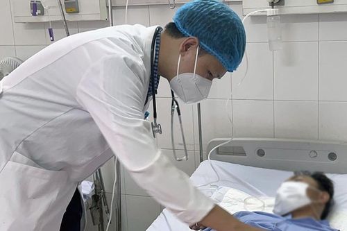 Người đàn ông bị đâm thấu ngực khi đang bán hàng ở Hà Nội