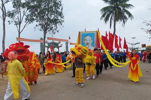 Hàng nghìn ngư dân dự lễ Cầu ngư và mở biển đầu năm tại làng biển Cảnh Dương