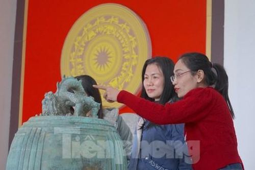 Nhìn gần bảo vật chuông đồng chùa Rối 600 năm tuổi