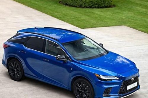 Loạt ô tô, xe máy rục rịch chào khách Việt
