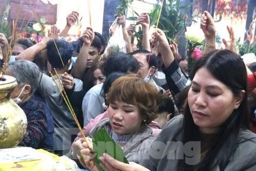 Người dân được phát đồ ăn khi đến Lễ hội Miếu Bà Thiên Hậu