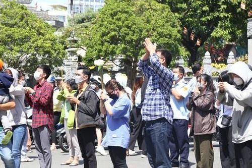 Người dân đội nắng lễ chùa cầu an dịp rằm tháng Giêng
