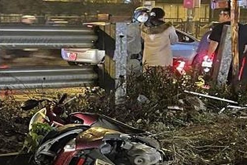 Xe máy bị tàu hỏa hất văng tại Hà Nội