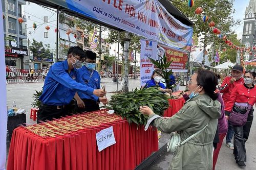 Ngập tràn 'dịch vụ miễn phí' tại lễ hội chùa Bà Thiên Hậu ở Bình Dương