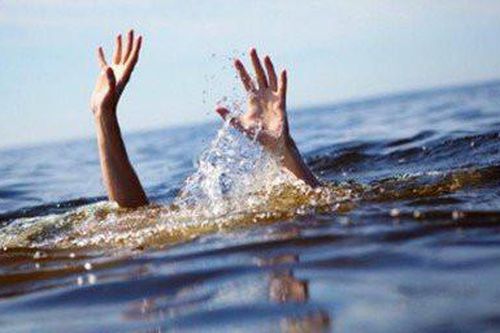 Ngã xuống hồ khi trời mưa, hai cháu bé lớp 1 tử vong