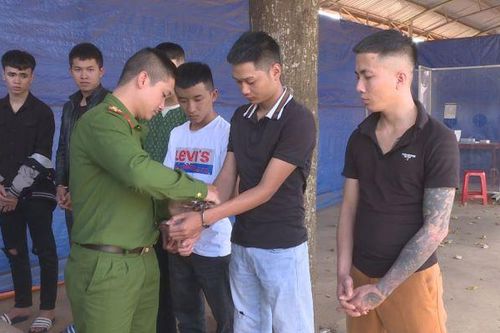 Mâu thuẫn vì bị vượt xe, 6 đối tượng hành hung người khác bất tỉnh