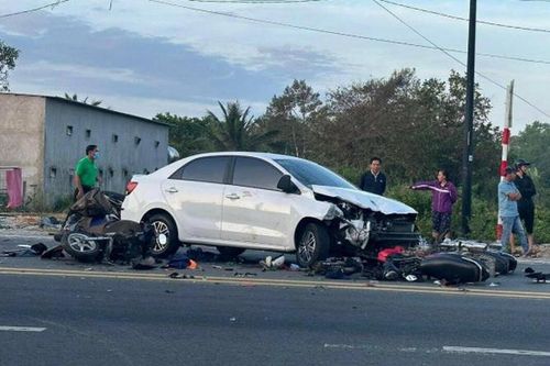 Kiên Giang: Ôtô va chạm với 3 xe máy làm 7 người thương vong